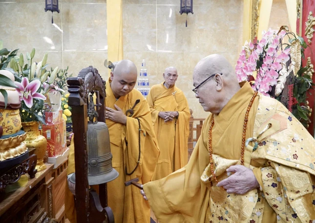 Tại Chùa Tuyền Lâm (P.Bình Tiên, TP.HCM), đúng 23g30 tối 29 Tết, Hòa thượng Thích Thiện Nghĩa, trụ trì chùa cử hành nghi thức khai chuông bảng Tại Chùa Tuyền Lâm (P.Bình Tiên, TP.HCM), đúng 23g30 tối 29 Tết, Hòa thượng Thích Thiện Nghĩa, trụ trì chùa cử hành nghi thức khai chuông bảng