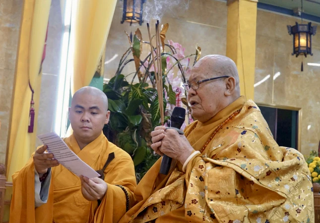 Chư tôn đức cử hành nghi lễ niêm hương, bạch Phật Chư tôn đức cử hành nghi lễ niêm hương, bạch Phật