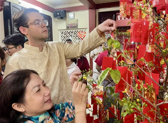 Điểm chung dễ nhận thấy ở tất cả các ngôi chùa trong đêm giao thừa là niềm hoan hỷ lan tỏa trên từng gương mặt Điểm chung dễ nhận thấy ở tất cả các ngôi chùa trong đêm giao thừa là niềm hoan hỷ lan tỏa trên từng gương mặt