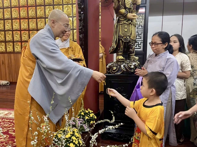 Tại chùa Long Phước (P.BìnhThạnh, TP.HCM), từ 22g đêm, hàng trăm Phật tử ngồi kín chánh điện để chờ đón thời khắc thiêng liêng nhất, được đảnh lễ và cùng chư Ni thực hiện nghi lễ cầu an, đón năm mới Tại chùa Long Phước (P.BìnhThạnh, TP.HCM), từ 22g đêm, hàng trăm Phật tử ngồi kín chánh điện để chờ đón thời khắc thiêng liêng nhất, được đảnh lễ và cùng chư Ni thực hiện nghi lễ cầu an, đón năm mới