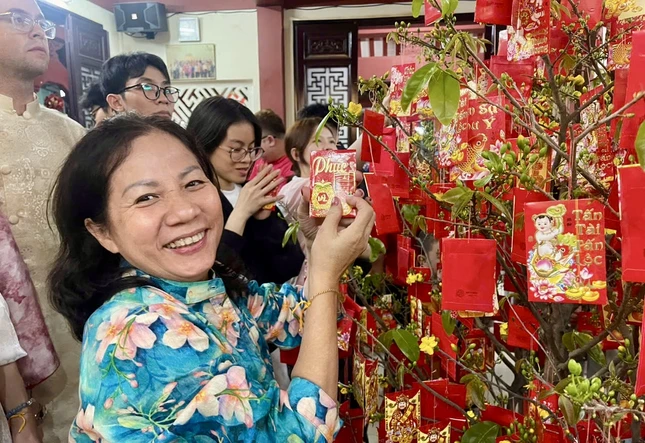 Người dân hân hoan hái lộc tại chùa trong đêm giao thừa Người dân hân hoan hái lộc tại chùa trong đêm giao thừa