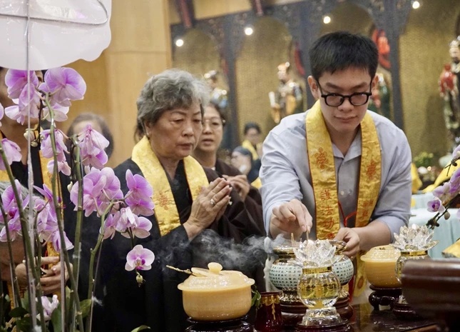 Giao thừa ở các chùa tại TP.HCM từ lâu đã trở thành điểm hẹn tâm linh quen thuộc của hàng ngàn Phật tử và người dân Giao thừa ở các chùa tại TP.HCM từ lâu đã trở thành điểm hẹn tâm linh quen thuộc của hàng ngàn Phật tử và người dân