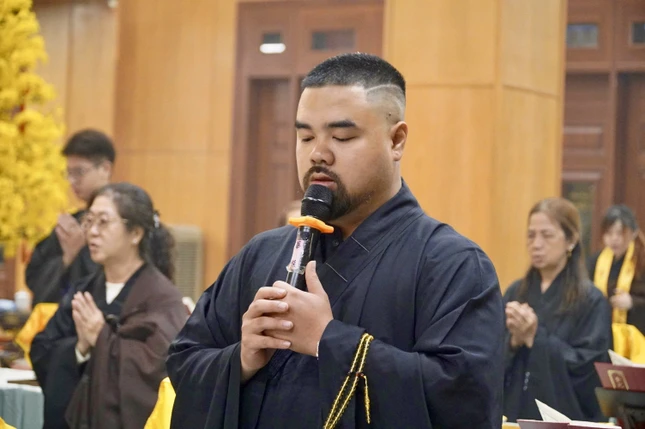 Phật tử tin rằng, bắt đầu năm mới bằng lời kinh và sự tĩnh tâm sẽ giúp họ vững vàng hơn trước những thử thách phía trước Phật tử tin rằng, bắt đầu năm mới bằng lời kinh và sự tĩnh tâm sẽ giúp họ vững vàng hơn trước những thử thách phía trước