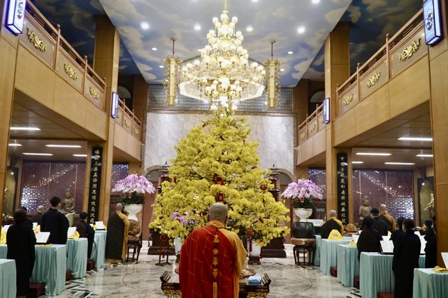 Đại đức Thích Liễu Minh, trụ trì chùa Thảo Đường cùng Phật tử cử hành nghi thức đón giao thừa và khai kinh cầu an đầu năm theo truyền thống Phật giáo Hoa tông Đại đức Thích Liễu Minh, trụ trì chùa Thảo Đường cùng Phật tử cử hành nghi thức đón giao thừa và khai kinh cầu an đầu năm theo truyền thống Phật giáo Hoa tông