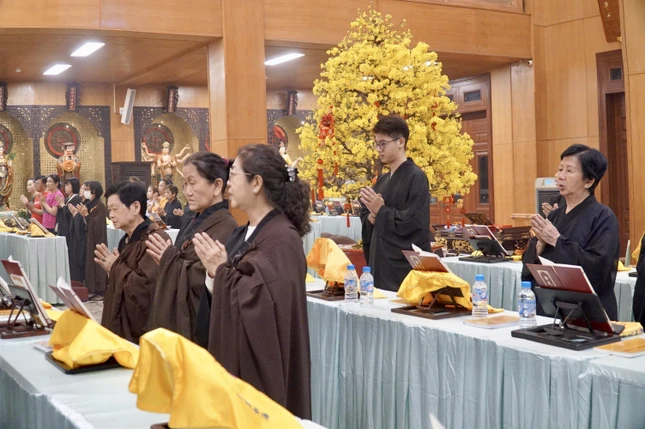 Mỗi tiếng chuông, lời kinh ngân vang giữa gió xuân như lan tỏa niềm an lạc đến muôn phương Mỗi tiếng chuông, lời kinh ngân vang giữa gió xuân như lan tỏa niềm an lạc đến muôn phương