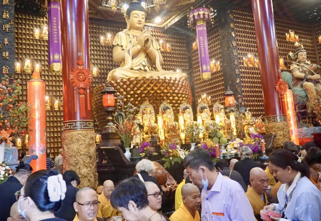 Đông đảo Phật tử, cộng đồng Phật giáo người Hoa tại TP.HCM về chùa Vạn Phật khai kinh, họp mặt, khánh tuế chư tôn đức đầu năm