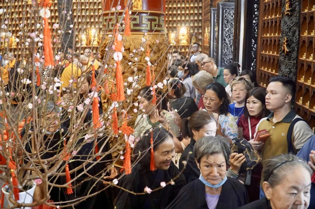 Gặp nhau đầu xuân, trao nhau lời chúc an vui và thiện lành