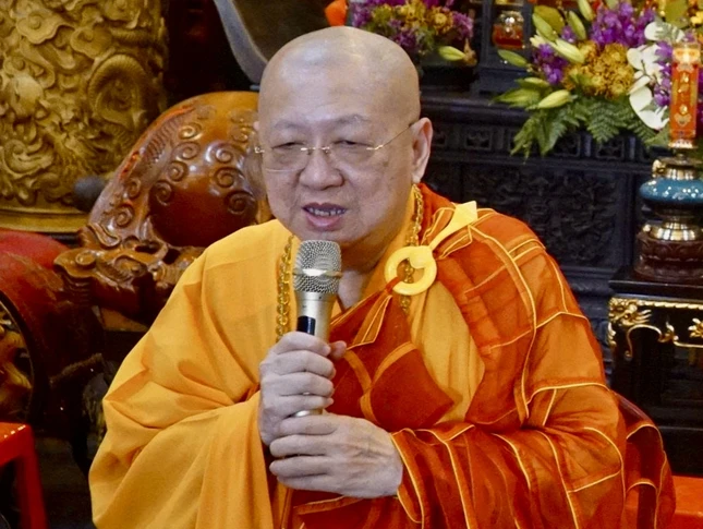 Đại đức Thích Liễu Minh, Phó ban Đại diện Phật giáo người Hoa chúc phúc đến Tăng Ni, Phật tử trong ngày họp mặt truyền thống