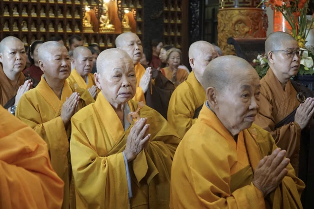 Xuân hiện hữu trong từng lời chúc phúc bình an