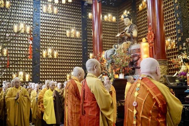 Đồng tụng thời kinh đầu năm dưới sự chủ lễ của chư Tăng