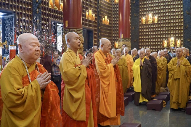 Chư tôn đức cử hành Lễ khai kinh theo truyền thống của Phật giáo người Hoa, ngày mùng 2 Tết tại chùa Vạn Phật