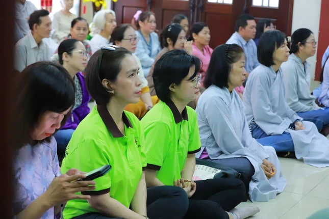 Người trẻ ngồi lại để học cách làm mới chính mình, tự điều chỉnh mình để năm mới nhiều an vui