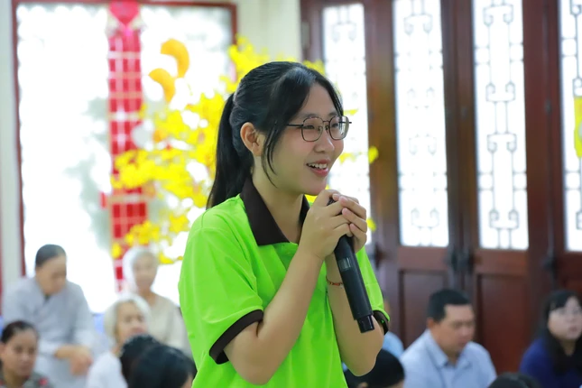 Người trẻ đặt câu hỏi về AI. Không khí buổi trò chuyện ấm áp, nơi những câu chuyện đời thường trở thành thông điệp nhân văn