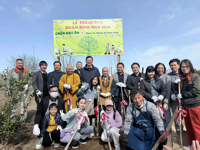 Các gia đình người Việt nô nức tham gia hoạt động đầu xuân tại chùa Đại Ân