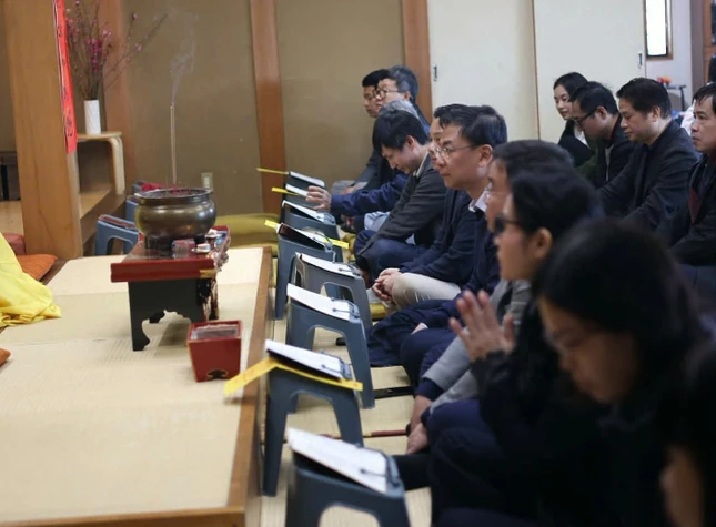 Đại sứ Phạm Quang Hiệu cùng đoàn tham dự thời kinh cầu an đầu năm