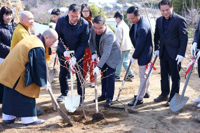 Đại sứ Phạm Quang Hiệu trồng cây lưu niệm trong khuôn viên chùa Đại Ân