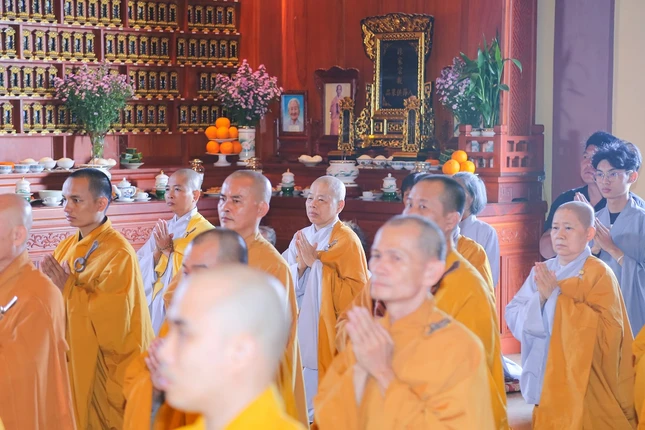 Môn đồ pháp quyến dâng hương tưởng niệm, tri ân công đức sâu dày của cố Hòa thượng Thích Huệ Hưng Môn đồ pháp quyến dâng hương tưởng niệm, tri ân công đức sâu dày của cố Hòa thượng Thích Huệ Hưng