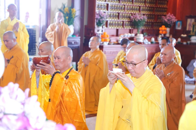 Khóa lễ cung tiến Giác linh tại tổ đường tu viện Huệ Quang Khóa lễ cung tiến Giác linh tại tổ đường tu viện Huệ Quang