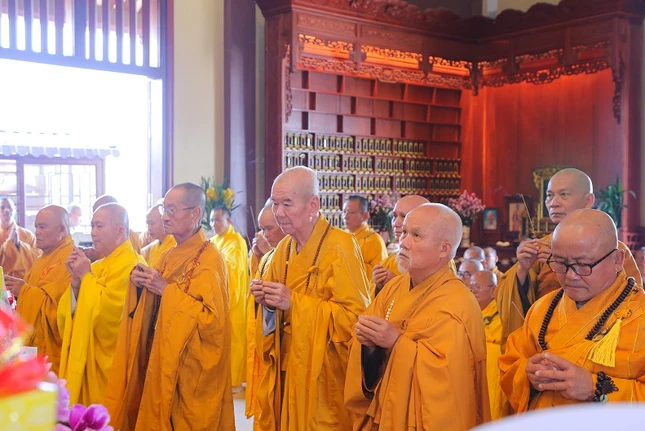 Chư tôn giáo phẩm dâng hương tưởng niệm Giác linh Hòa thượng Thích Huệ Hưng Chư tôn giáo phẩm dâng hương tưởng niệm Giác linh Hòa thượng Thích Huệ Hưng