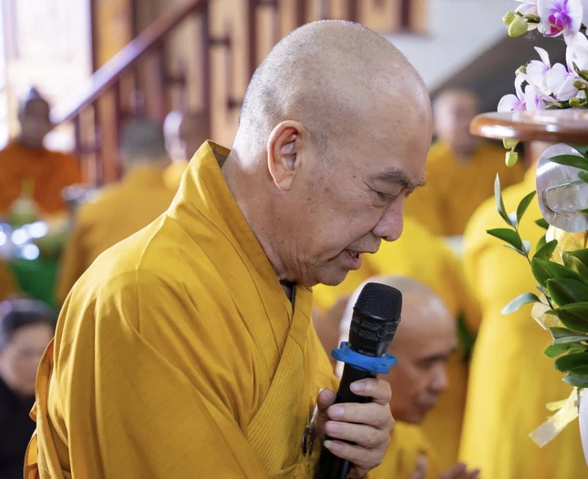 Hòa thượng Thích Nhựt Hỷ, Phó ban Thường trực Ban Trị sự GHPGVN TP.HCM cùng môn đồ pháp quyến thực hiện khóa lễ tưởng niệm, cầu nguyện