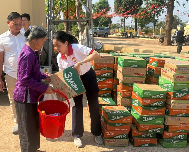 Những phần quà nghĩa tình dành cho bà con đồng bào Tây Nguyên