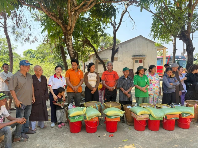 Đoàn vào tận thôn, làng vùng sâu vùng xa trực tiếp thăm hỏi và tặng quà bà con