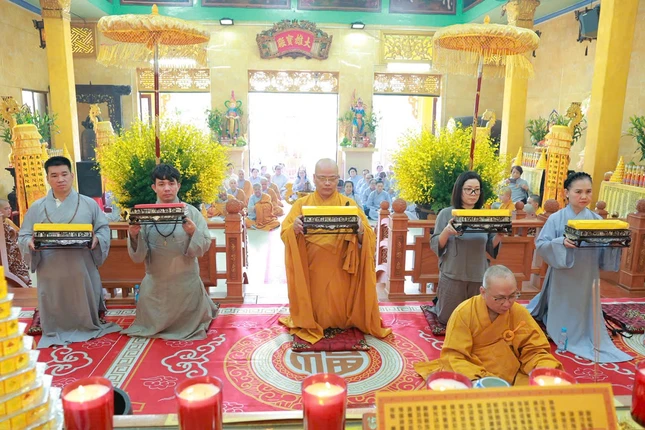 Phật tử thành kính tham dự pháp hội