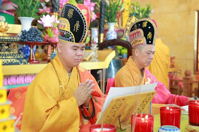 Không khí thiêng liêng trong thời khóa tụng niệm, lan tỏa năng lượng an lành giữa đời sống hiện đại