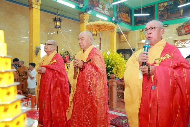 Chư tôn đức đảnh lễ Tam bảo