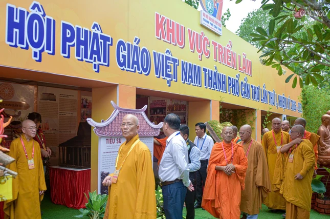 Chư tôn đức, đại biểu, khách mời xem triển lãm