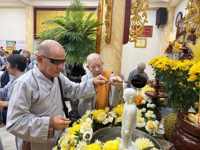 Trọn lòng thành kính hướng về Đức Từ phụ trong Tuần lễ mừng Phật đản tại chùa Long Thành