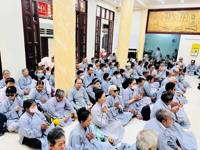 Đại chúng tụng kinh mừng Khánh đản