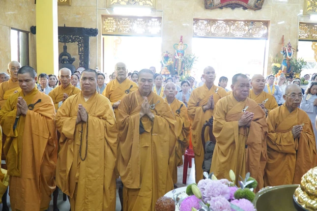 Phút giây lắng đọng tâm tư của đại chúng hướng về ngày đản sinh của Đức Từ phụ
