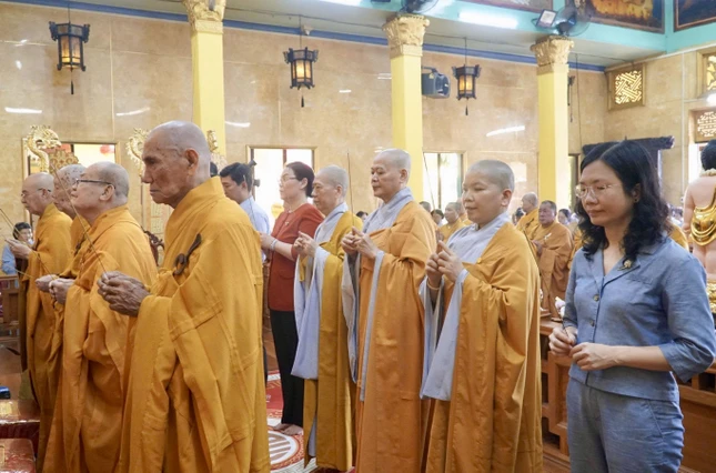 Niêm hương cúng dường