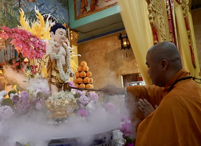 Khói trầm hương quyện tỏa hòa cùng lời kinh nguyện cầu một mùa Phật đản thanh tịnh, cát tường
