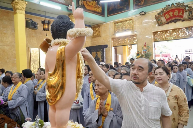 Từng gáo nước thanh tịnh dội lên kim thân Đức Phật sơ sinh, biểu trưng cho sự gột rửa phiền não, tham ái