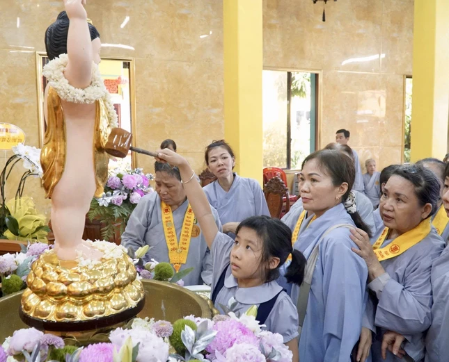 Em theo mẹ đến chùa tham dự Đại lễ Phật đản
