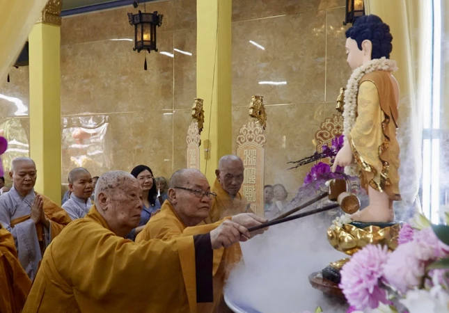 Chư tôn giáo phẩm trang nghiêm thực hiện nghi thức Tắm Phật truyền thống