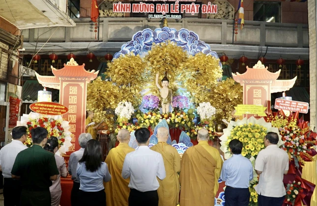 Trang nghiêm lễ đài Phật đản liên phường Chợ Quán, An Đông, Chợ Lớn và Ban Đại diện Phật giáo người Hoa TP.HCM tại chùa Vạn Phật Trang nghiêm lễ đài Phật đản liên phường Chợ Quán, An Đông, Chợ Lớn và Ban Đại diện Phật giáo người Hoa TP.HCM tại chùa Vạn Phật