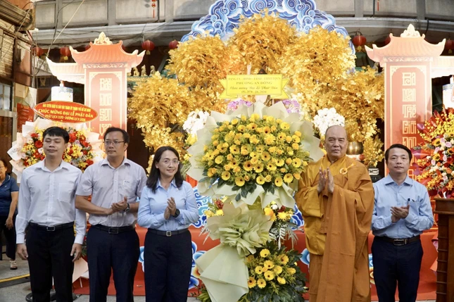 Đại diện chính quyền và các ban ngành địa phương tặng hoa chúc mừng mùa Phật đản Đại diện chính quyền và các ban ngành địa phương tặng hoa chúc mừng mùa Phật đản
