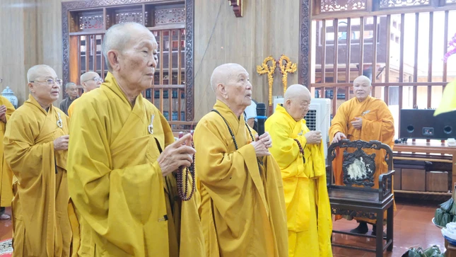 Chư tôn giáo phẩm dâng hương tưởng niệm