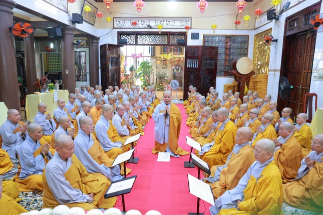 Ni sư Thích nữ Huệ Liên đại diện hành giả an cư tác bạch với quý Ni trưởng phát nguyện an cư trong 3 tháng tại chùa Bồ Đề Lan Nhã