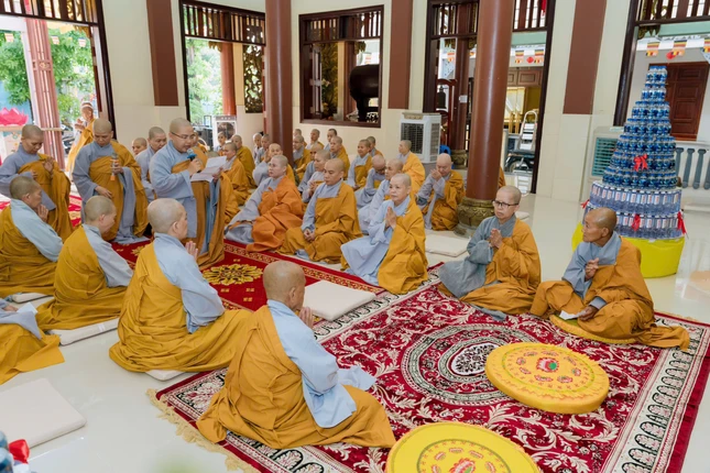 Đại diện hành giả phát nguyện an cư