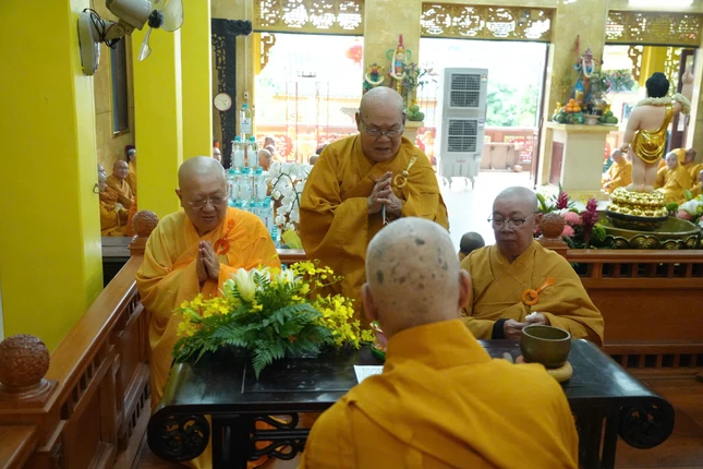Chư tôn đức lần lượt tác pháp thọ an cư