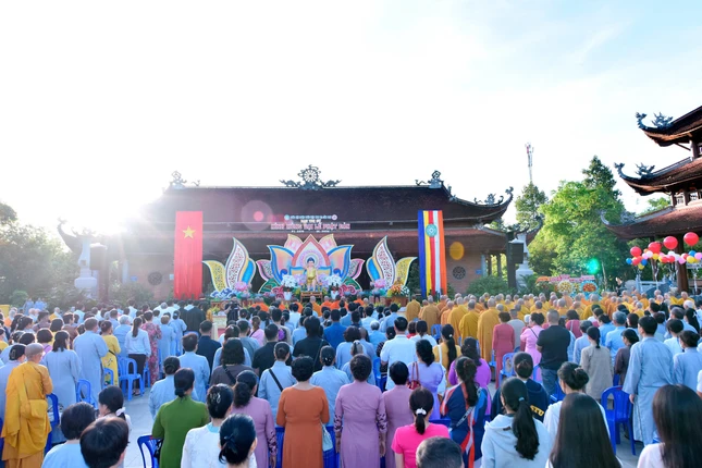 Tăng Ni, Phật tử thành kính hướng về Đức Từ Phụ Thích Ca Mâu Ni