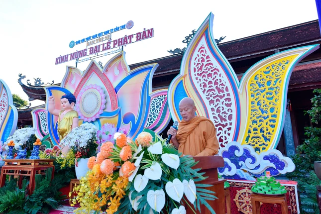 Trưởng lão Hòa thượng Thích Minh Hồng tuyên đọc Thông điệp Đại lễ Phật đản