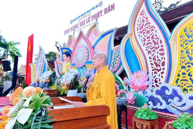 Thượng tọa Thích Bình Tâm, Phó Trưởng ban Thường trực Ban Trị sự GHPGVN TP.Cần Thơ, trụ trì Thiền viện Trúc Lâm Phương Nam phát biểu cảm tạ