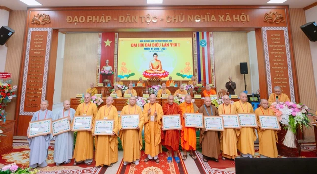 Trung ương GHPGVN trao tặng Bằng tuyên dương công đức đến 34 cá nhân có nhiều đóng góp cho Phật sự địa phương trong nhiệm kỳ qua Trung ương GHPGVN trao tặng Bằng tuyên dương công đức đến 34 cá nhân có nhiều đóng góp cho Phật sự địa phương trong nhiệm kỳ qua
