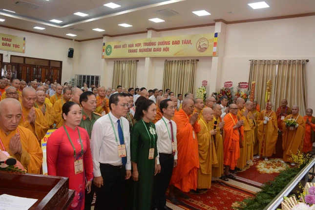 Chư tôn đức cử hành nghi thức niệm Phật cầu gia hộ trước khi Đại hội chính thức bắt đầu Chư tôn đức cử hành nghi thức niệm Phật cầu gia hộ trước khi Đại hội chính thức bắt đầu