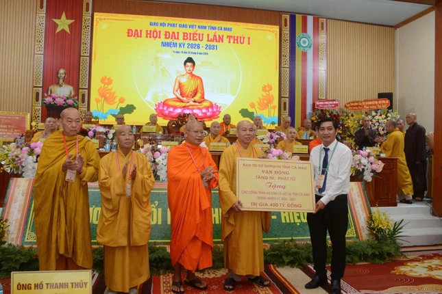 Ban Trị sự GHPGVN tỉnh Cà Mau trao bảng tượng trưng ủng hộ công tác từ thiện xã hội với tổng trị giá 400 tỷ đồng Ban Trị sự GHPGVN tỉnh Cà Mau trao bảng tượng trưng ủng hộ công tác từ thiện xã hội với tổng trị giá 400 tỷ đồng
